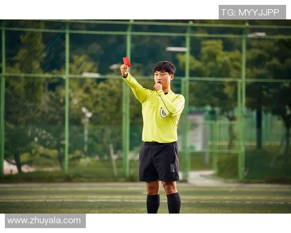 当足球明星化身公正裁判展现比赛的另一种精彩与魅力