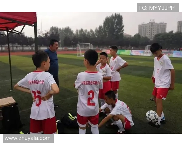 足球小孩梦圆时刻与偶像亲密接触感受足球的热情与梦想 足球小孩梦圆时刻与偶像亲密接触感受足球的热情与梦想